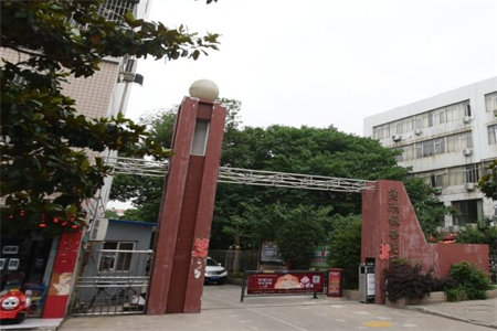 九本学区！和美旁，东方京城步梯2楼精装三房105万证在手